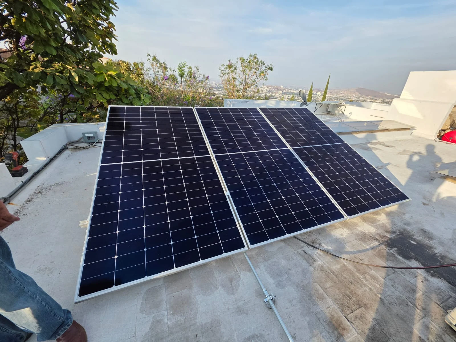 Detalle de módulos solares y su estructura de soporte