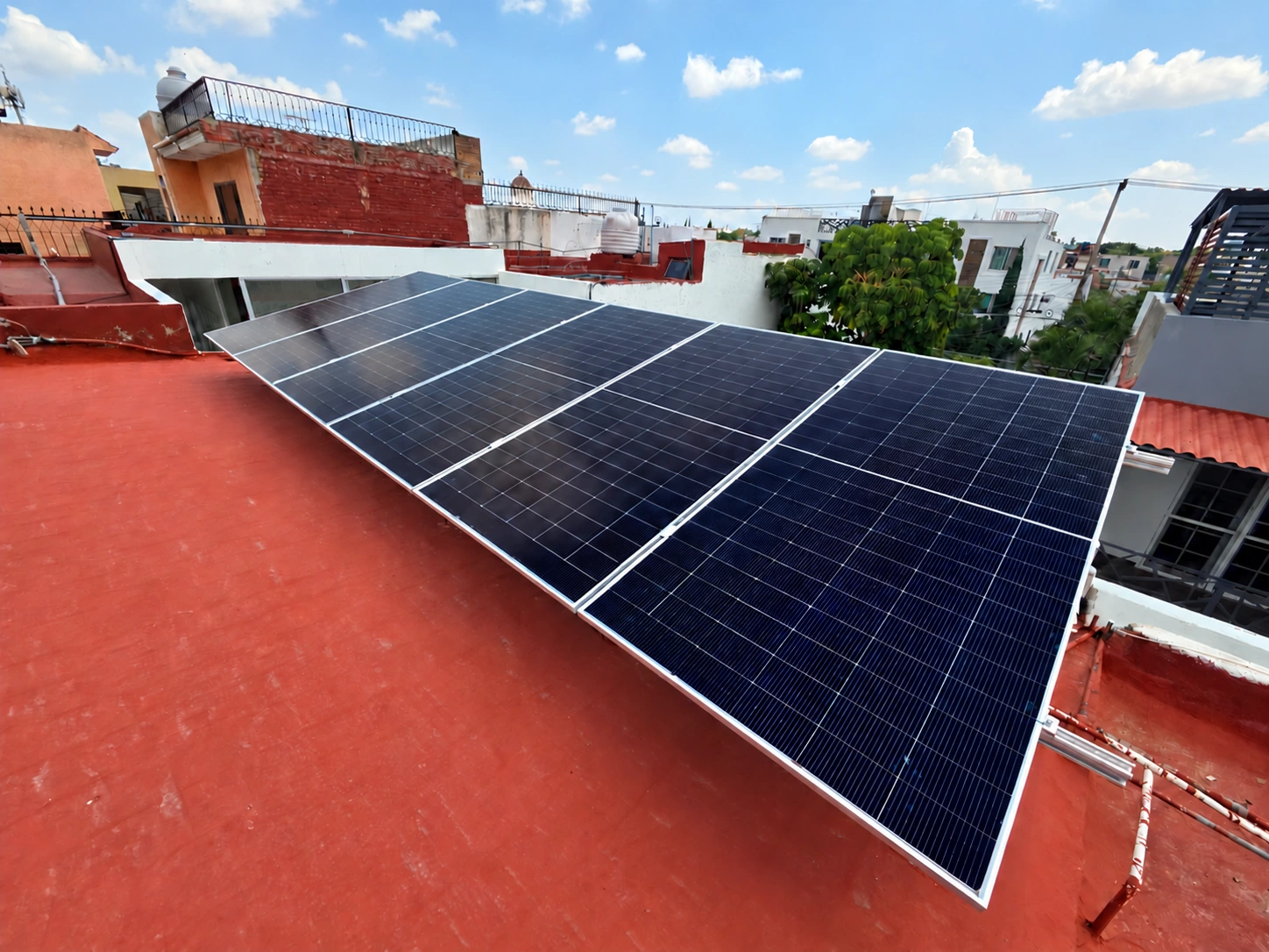 Después: paneles solares terminados en azotea roja