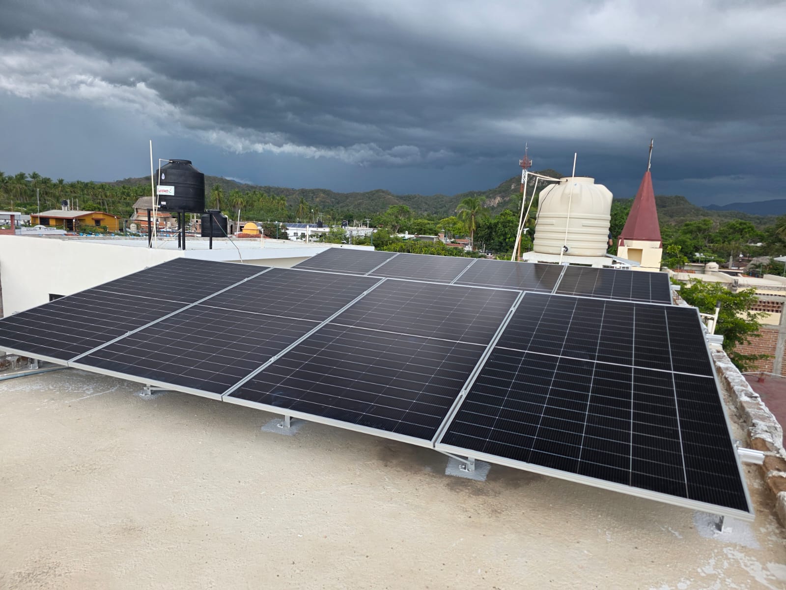 Detalle de módulos solares y su estructura de soporte